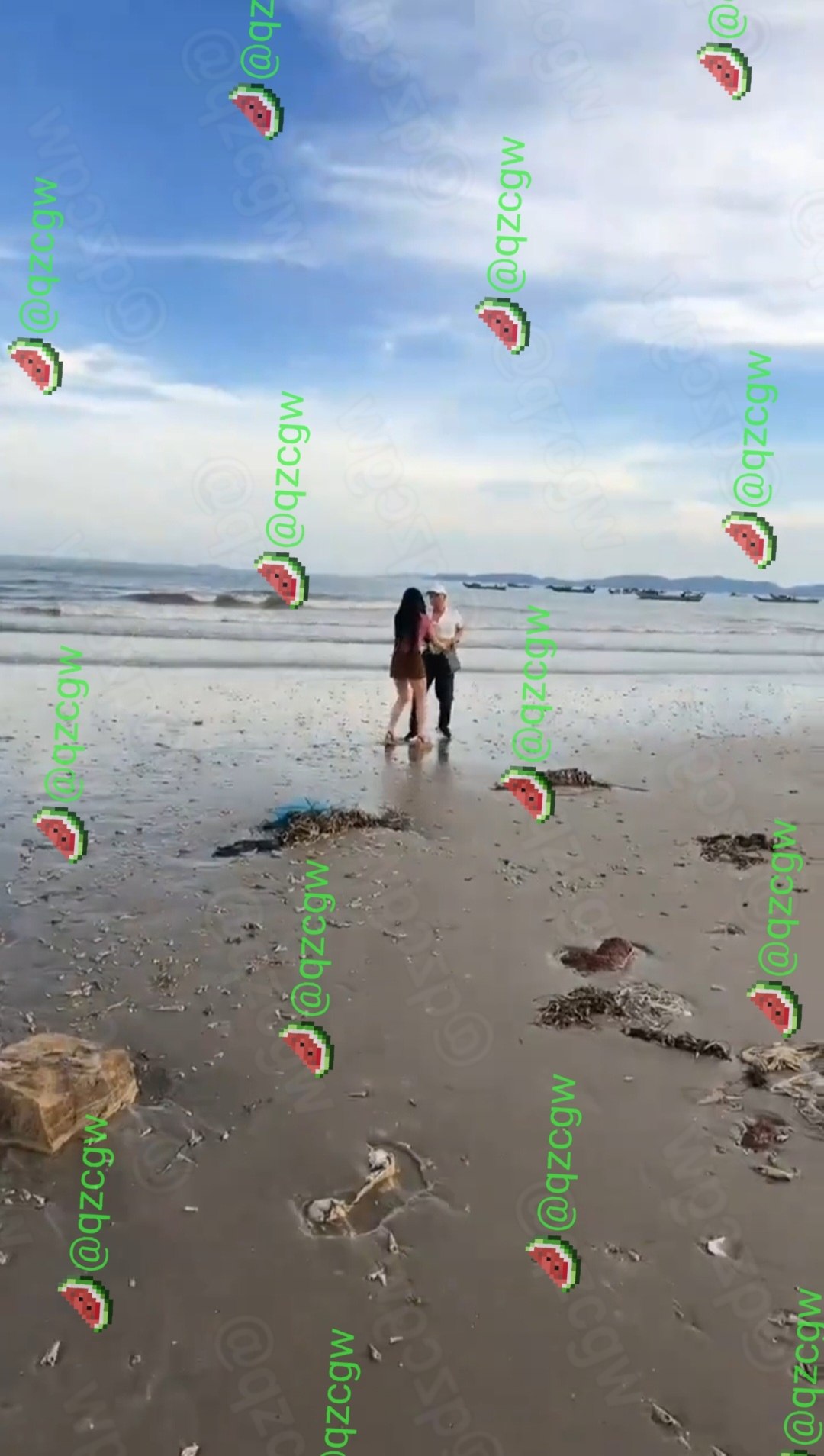海边度假情侣因手机查岗引发激烈争吵并于沙滩泥地扭打成泥人