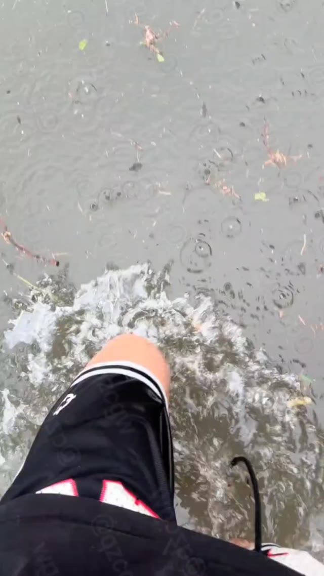 沈阳遭遇百年一遇特大暴雨导致城区化作河流市民在积水中甩竿钓鱼