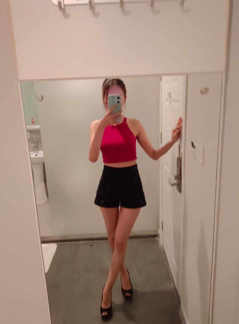 身材火辣的御姐级女性身着开档黑丝制服遭金主深度调教