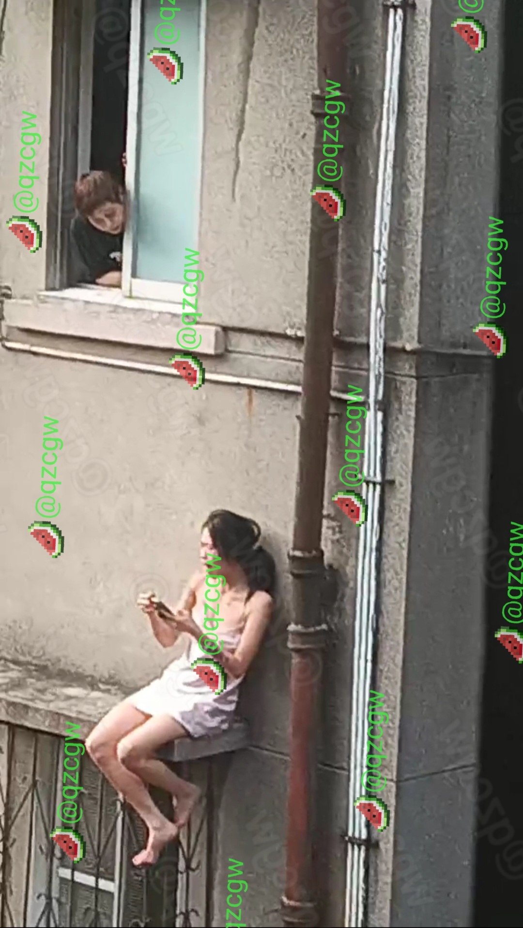江门新会北园新村女子赤脚坐窗台查手机实为原配强行对峙丈夫