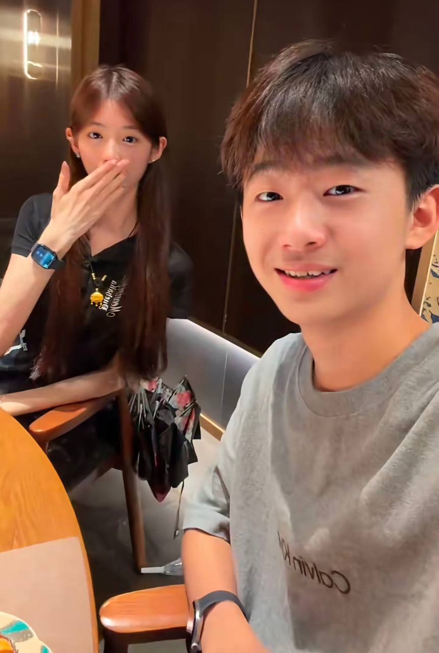 抖音网红戴馨菲清纯人设崩塌，因开盒网暴粉丝及私会榜一被曝性爱视频
