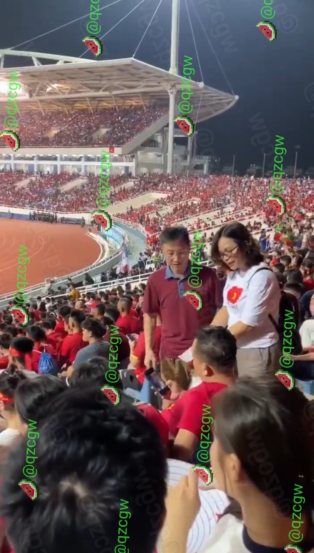 越南足球决赛现场发生霸座事件，文明夫妻买票观战却遭人赖着不走