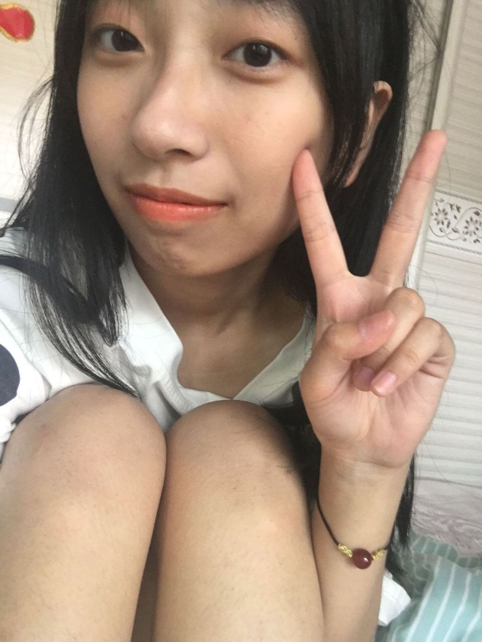 外表老实的精神小妹私下极度渴求性爱并主动拍摄榨精视频