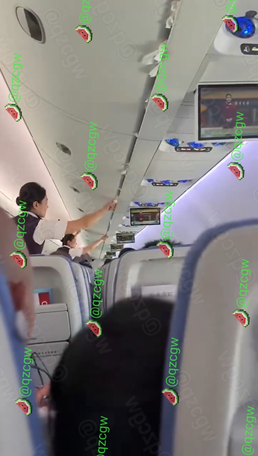 国航C919国产大飞机机舱天花板渗水导致空姐被迫用纸巾堵漏