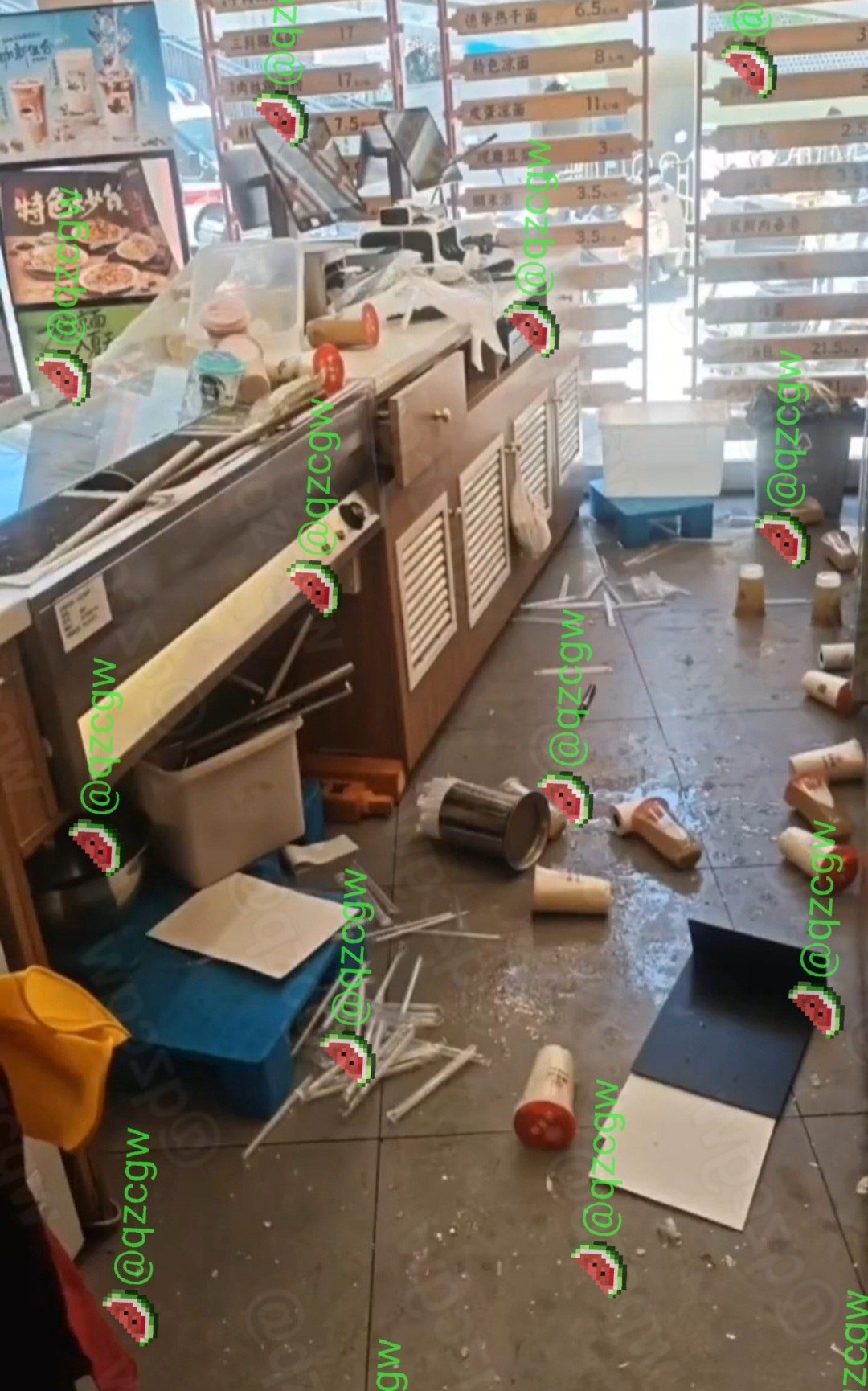 街头路人与电动车主激烈扭打并导致中式餐厅玻璃柜台被砸碎
