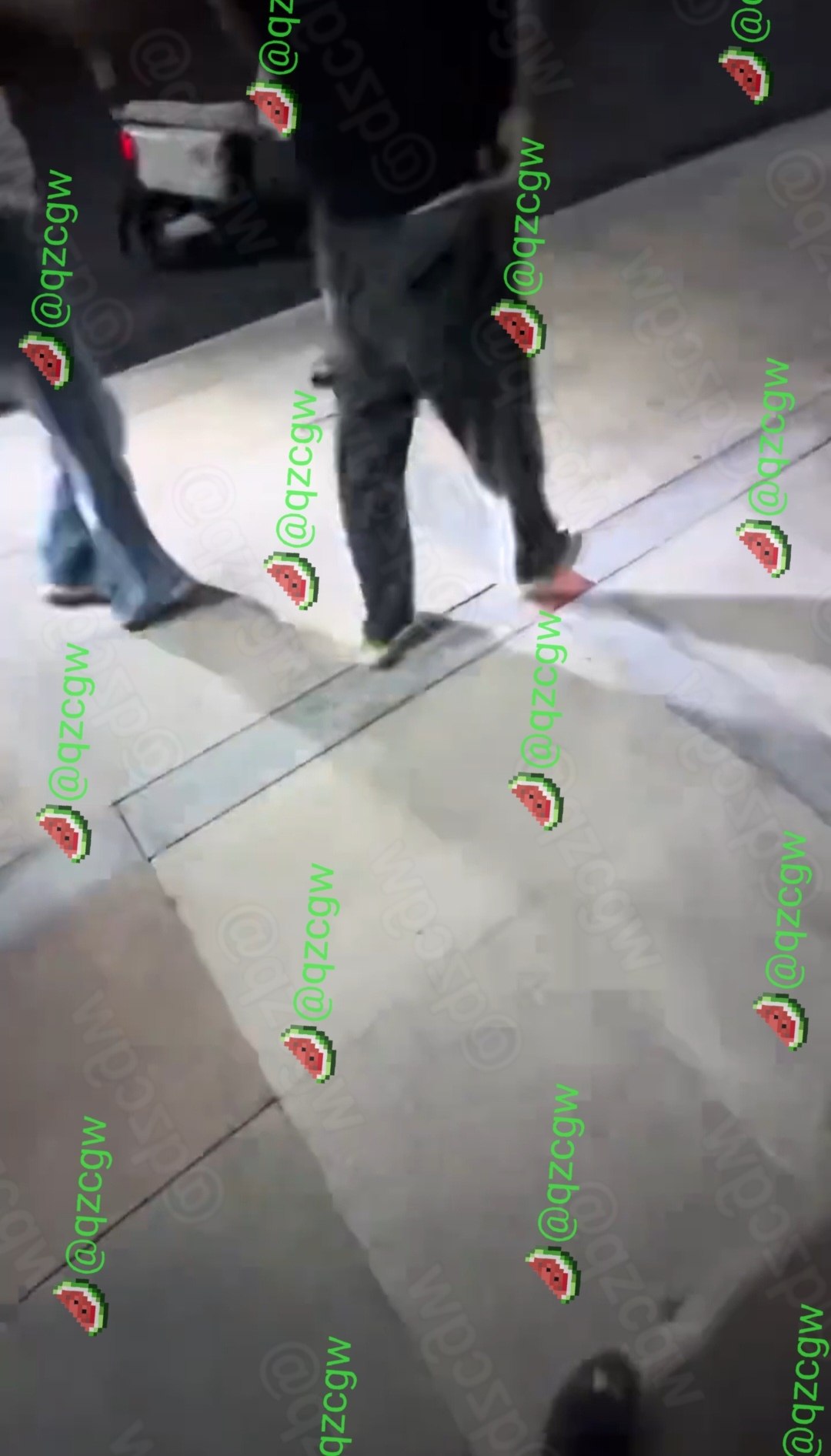 深夜天桥情侣激烈肢体纠缠女子紧搂男子脖颈疑似情绪失控欲跳河