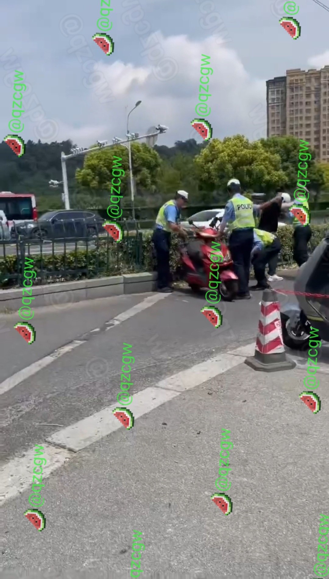 骑电动车男子在街头遭五名交警围堵并发生激烈肢体冲突被带离