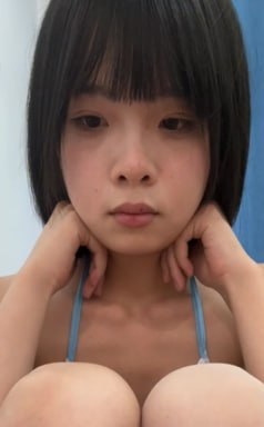 每日大赛 短发少女身着条纹吊带于走廊自慰至高潮瘫倒在地
