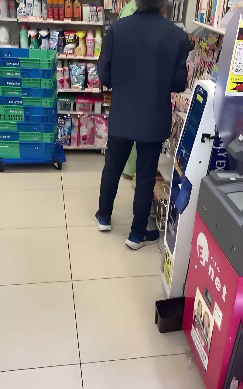 日本男子在全家便利店对着女优海报公然手淫被店员当场抓获