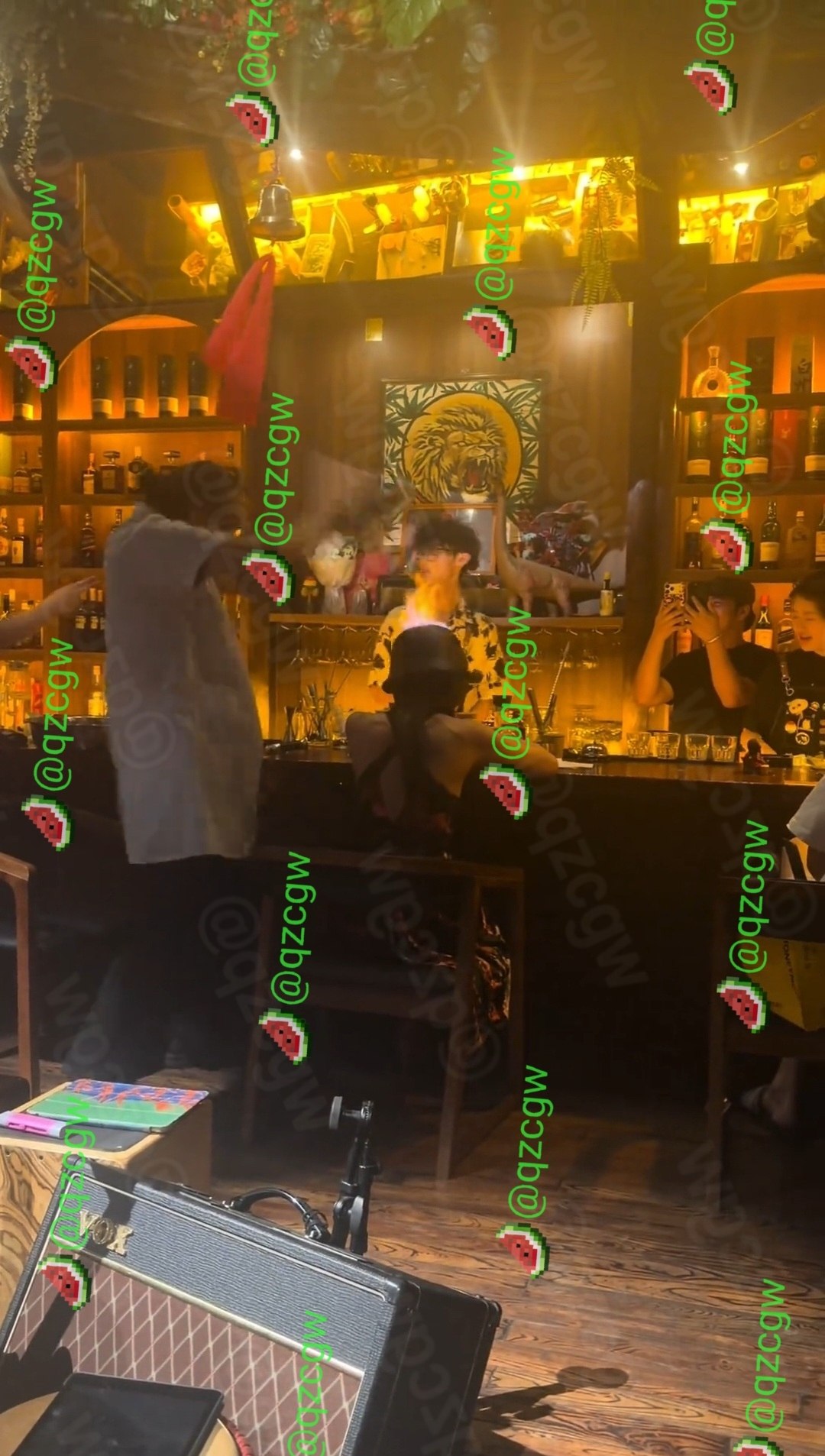 重庆观音桥酒吧推出七夕特色互动项目通过夸张打击行为治疗恋爱脑