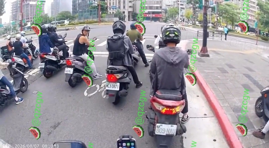 台北街头机车男红灯脱头盔在车流间徘徊并频繁瞪视路人