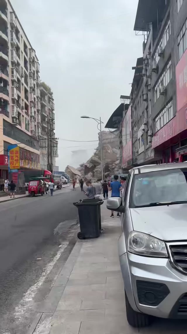 重庆彭水三桥发生突发性山体垮塌导致人员被掩埋
