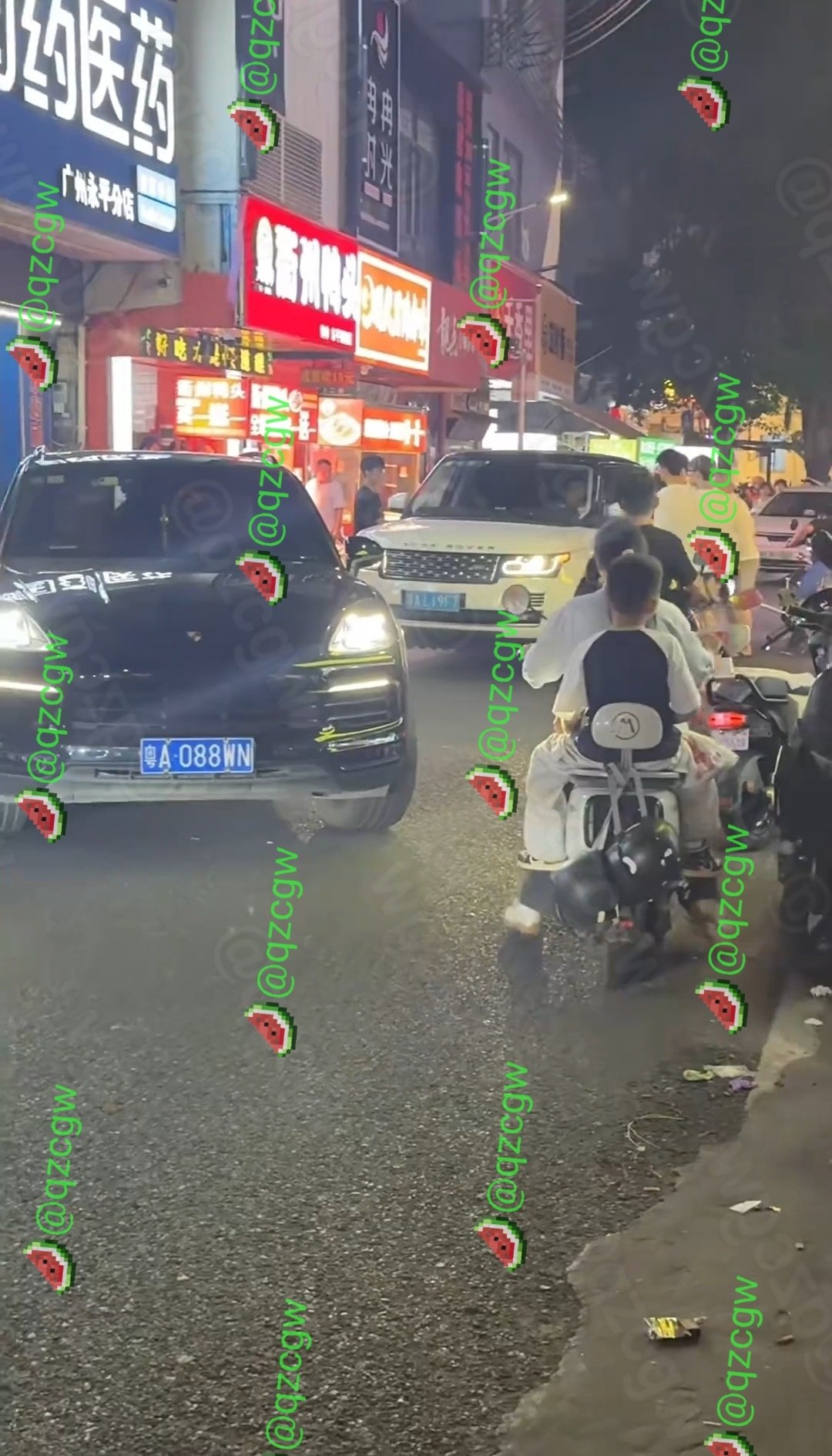 广州路虎男七夕约会小三被卡宴丈母娘当街围堵抓现行