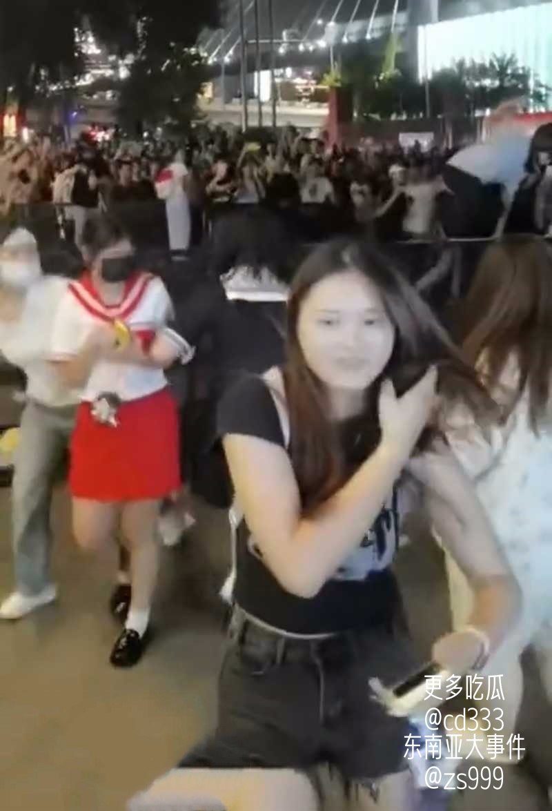 时代峰峻版权纠纷升级引发重庆线下冲突粉丝与路人发生激烈肢体碰撞