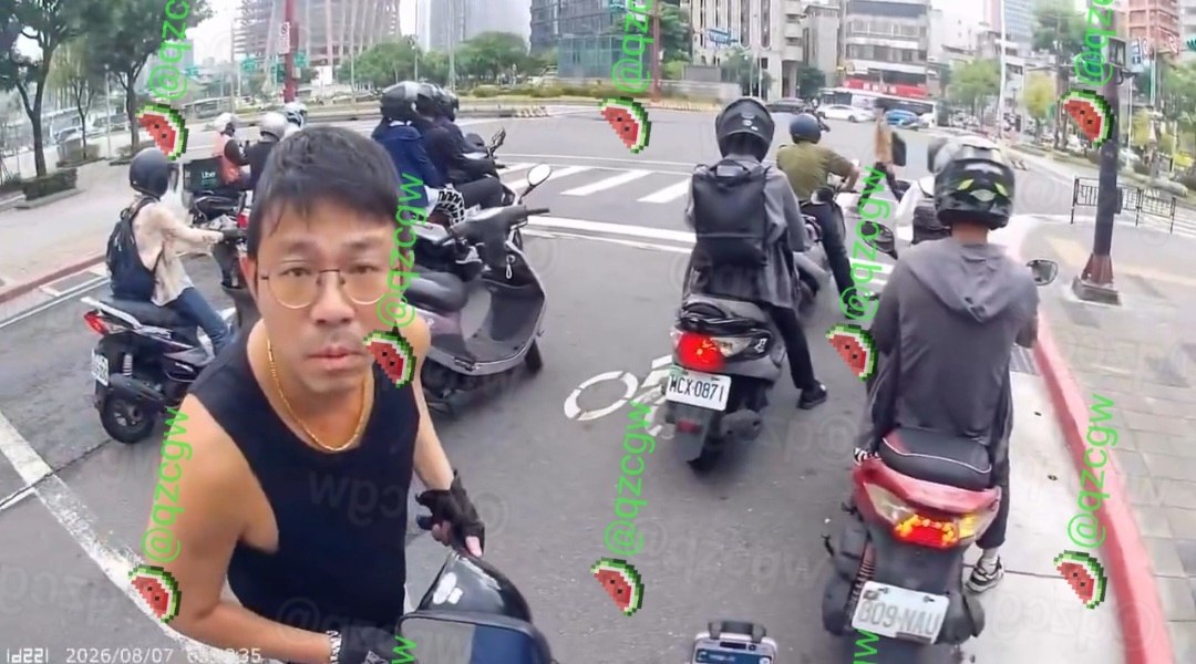 台北街头机车男红灯脱头盔在车流间徘徊并频繁瞪视路人