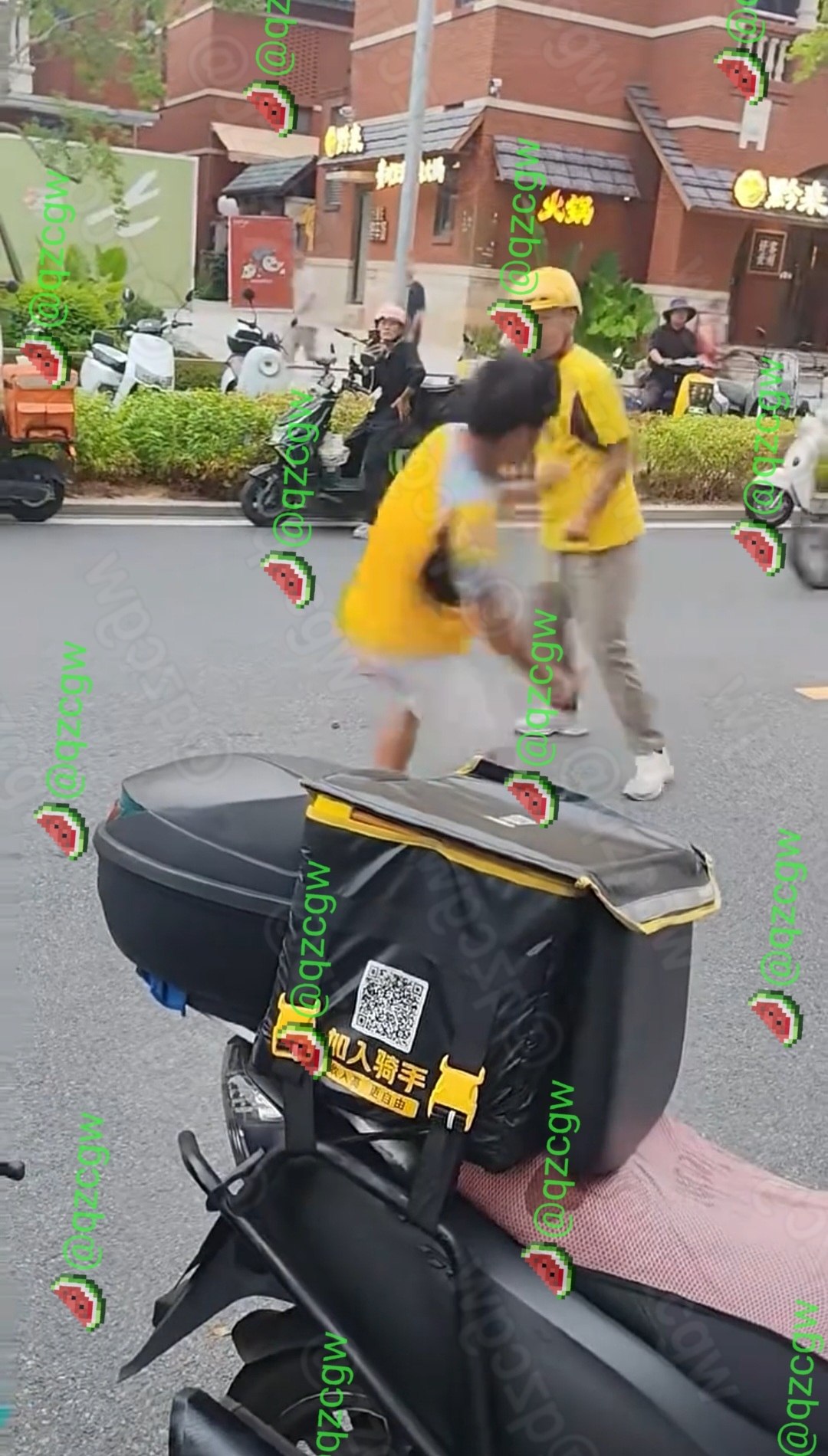 广西两名美团外卖骑手因纠纷在街头激烈互殴扭打至地面