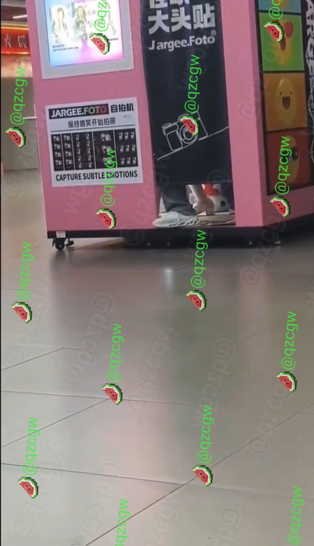 商场粉色大头贴机沦为情趣包间帘下双脚交错动作极其露骨