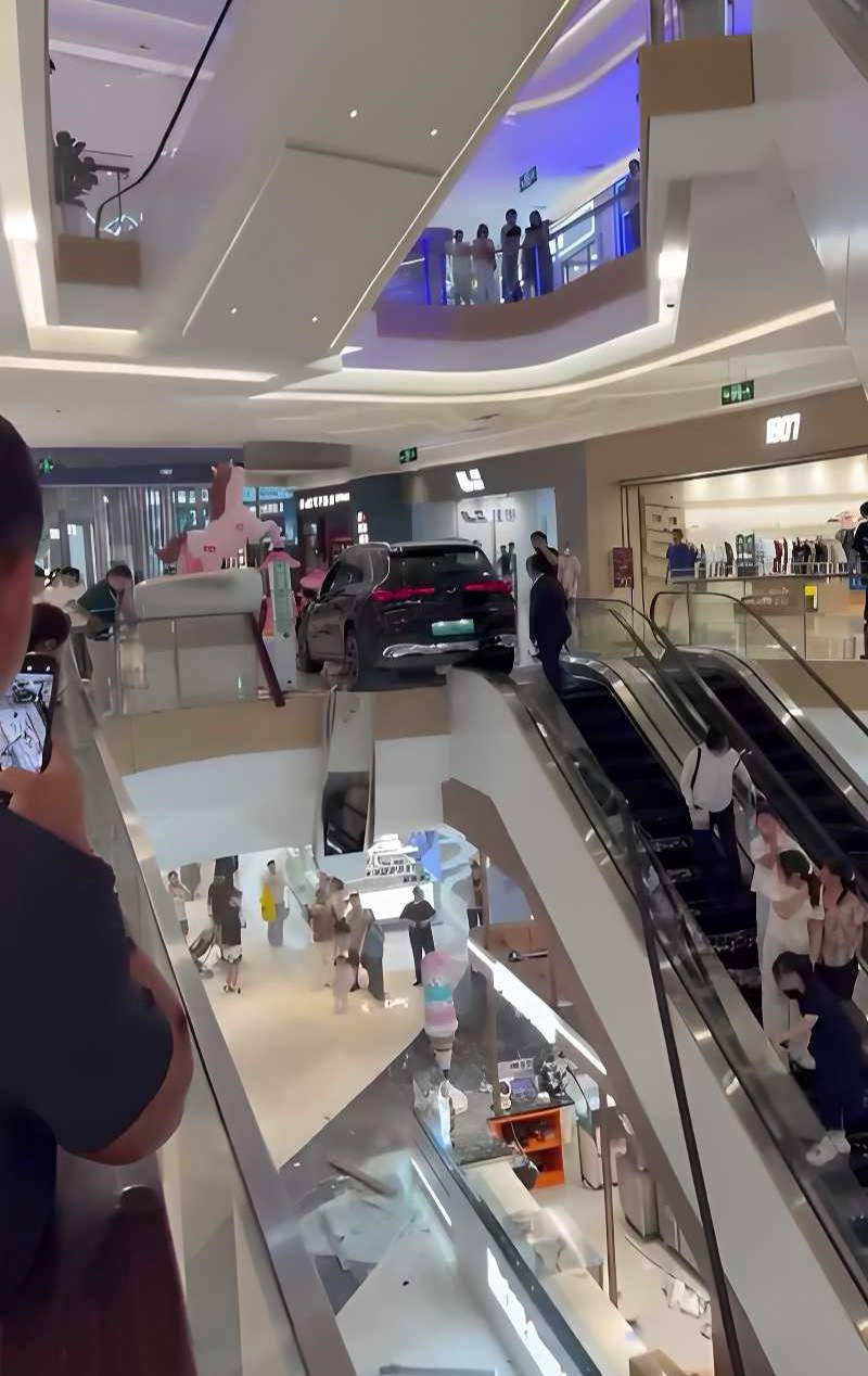 邯郸美乐城商场奔驰展车后撤失控撞碎扶梯护栏导致车辆半空悬挂