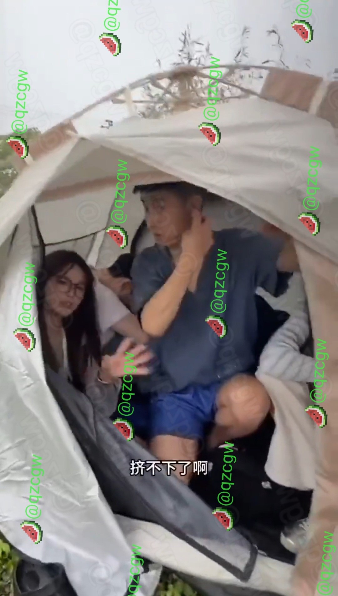 荒山暴雨中五名年轻人挤在狭窄帐篷内拒绝本科小伙加入骑行圈