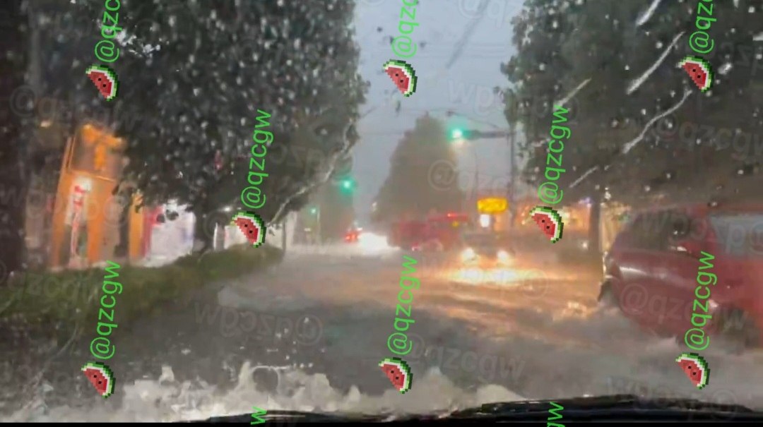 日本千叶县松户市遭遇极端暴雨袭击多处道路积水导致车辆熄火