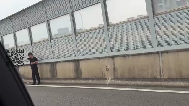 常熟三环高架发生严重车祸劳斯莱斯新车因遭奥迪猛烈撞击导致后轮断裂