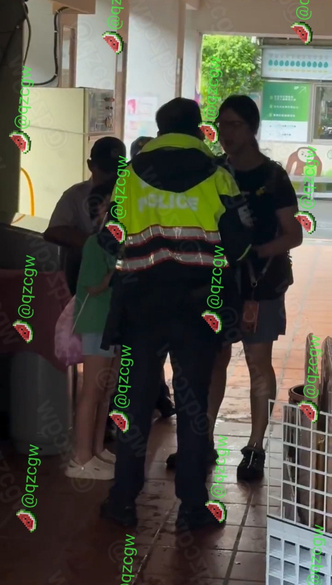 台北家长因防空演习阻碍女儿游泳考试当街怒吼警察并当众痛骂幼女