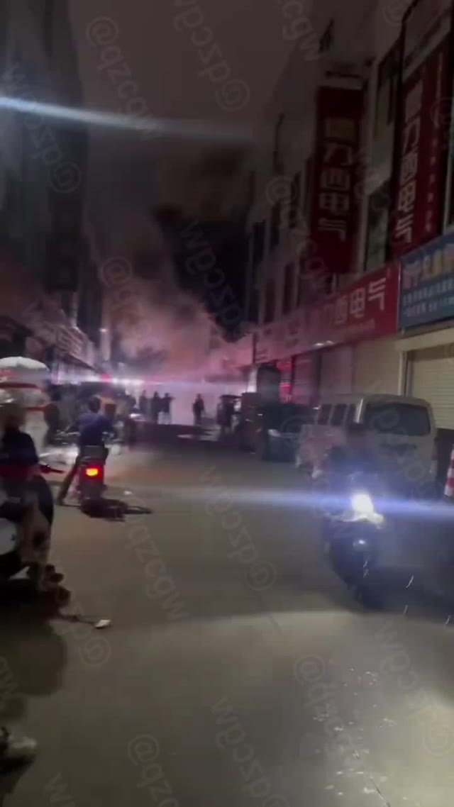 南宁西乡塘安津五金机电市场深夜突发大火火势蔓延至二楼仓库