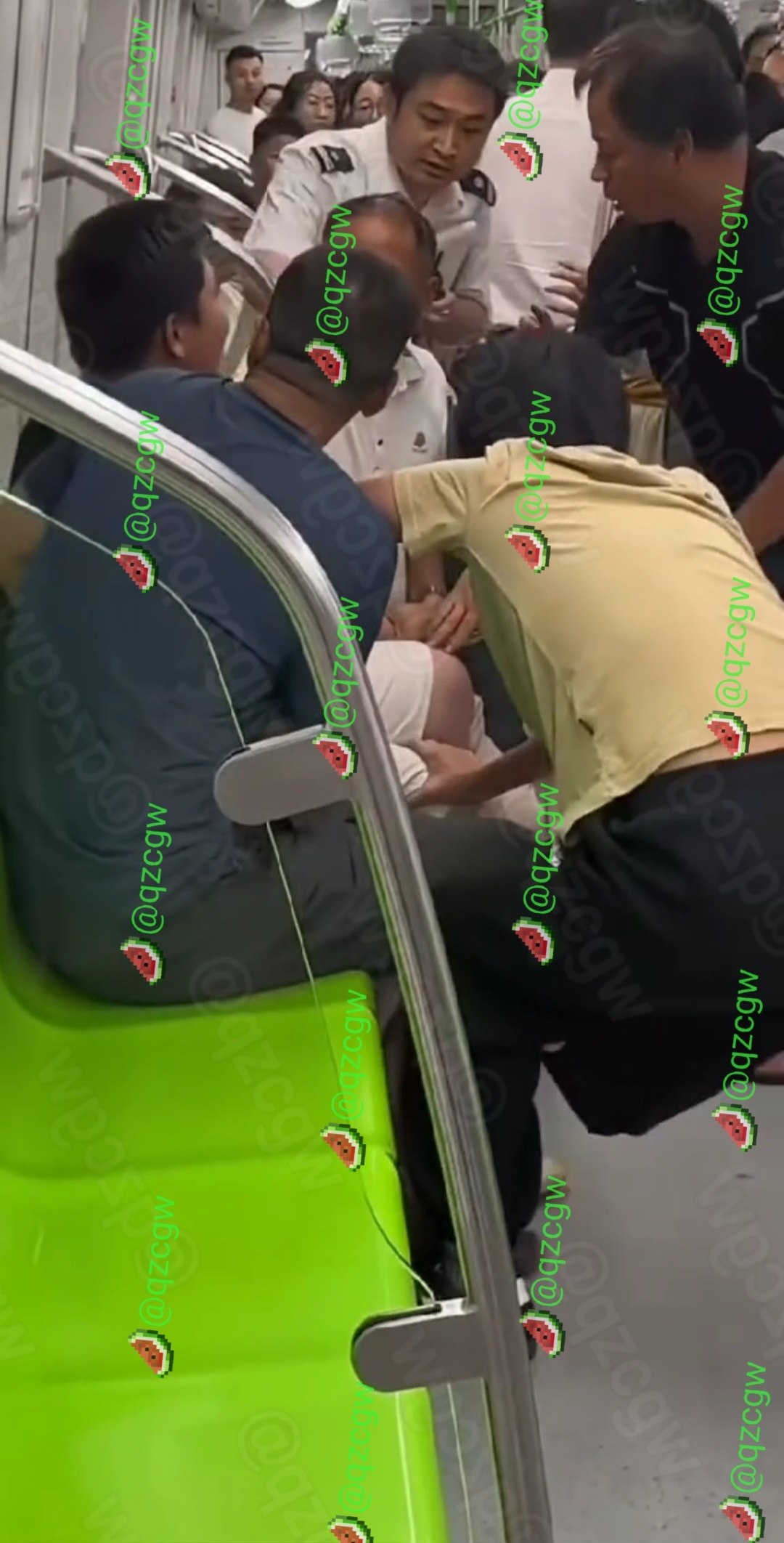 上海地铁少年情绪失控狂踹车门叫嚣赔得起几千万并称拍我也能出名