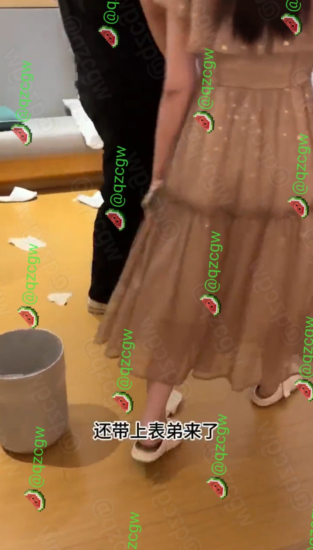 快捷酒店内男女出轨被当场堵门抓获现场床铺凌乱纸巾满地