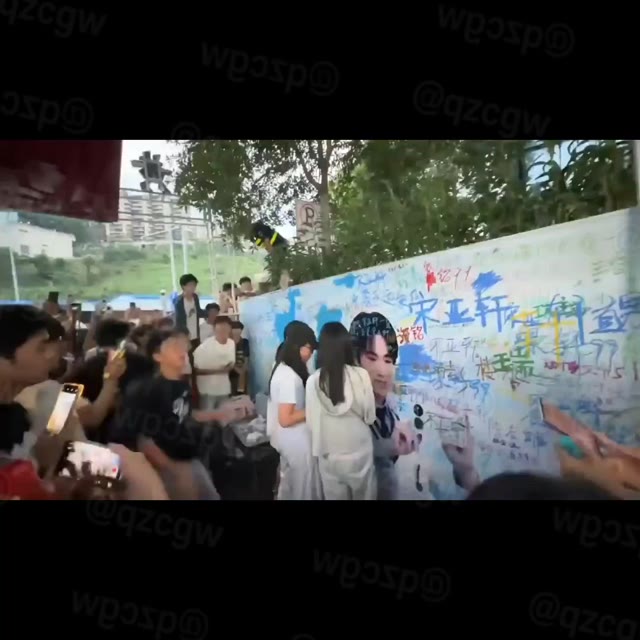 重庆时代峰峻大楼爆发激烈冲突版权纠纷演变为男女对峙警方介入