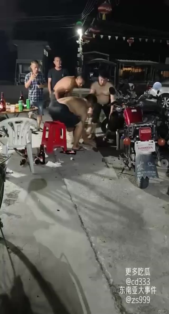 深夜大排档醉汉酒后失控挥舞啤酒瓶袭击路人引发激烈肢体冲突