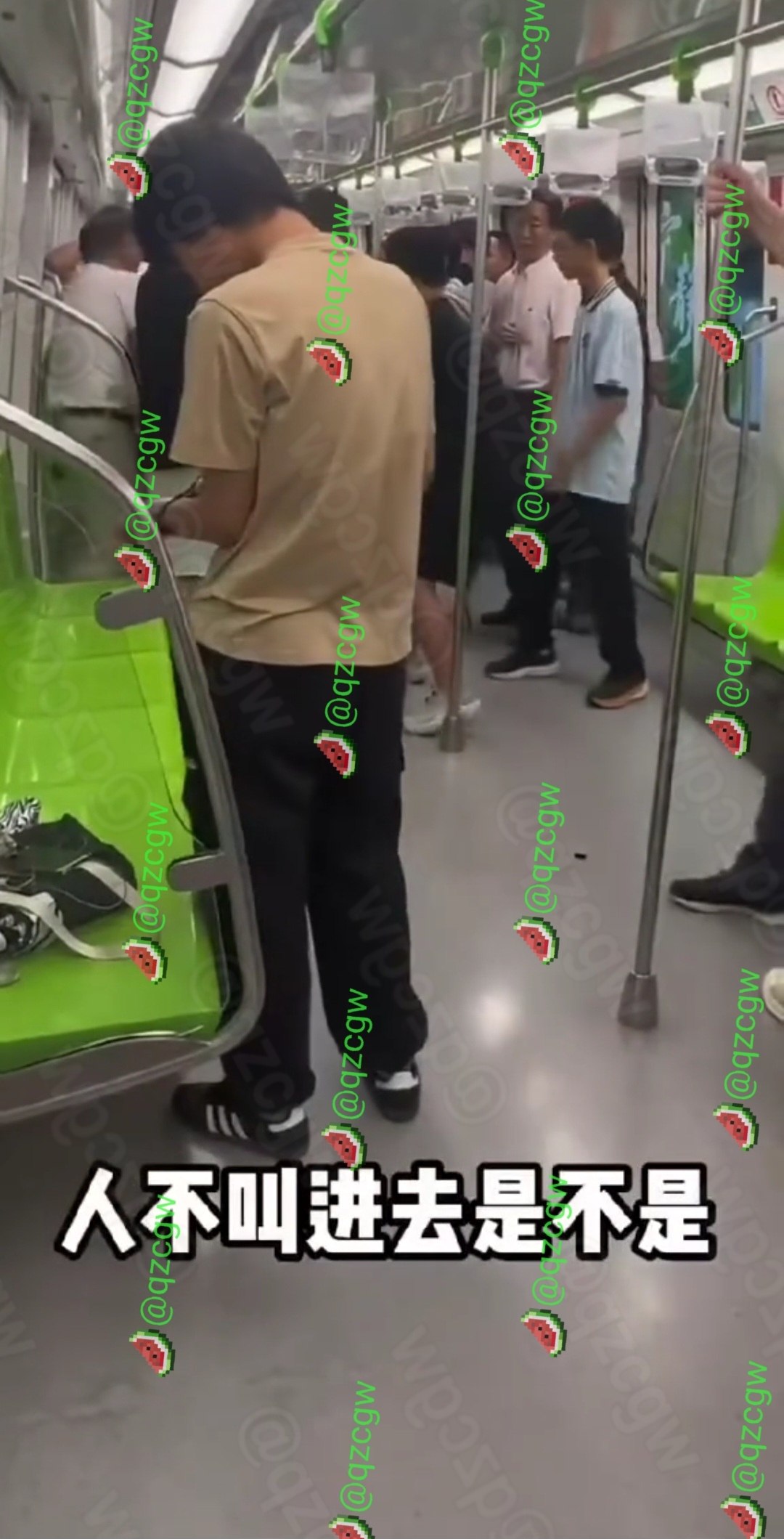 上海地铁少年情绪失控狂踹车门叫嚣赔得起几千万并称拍我也能出名