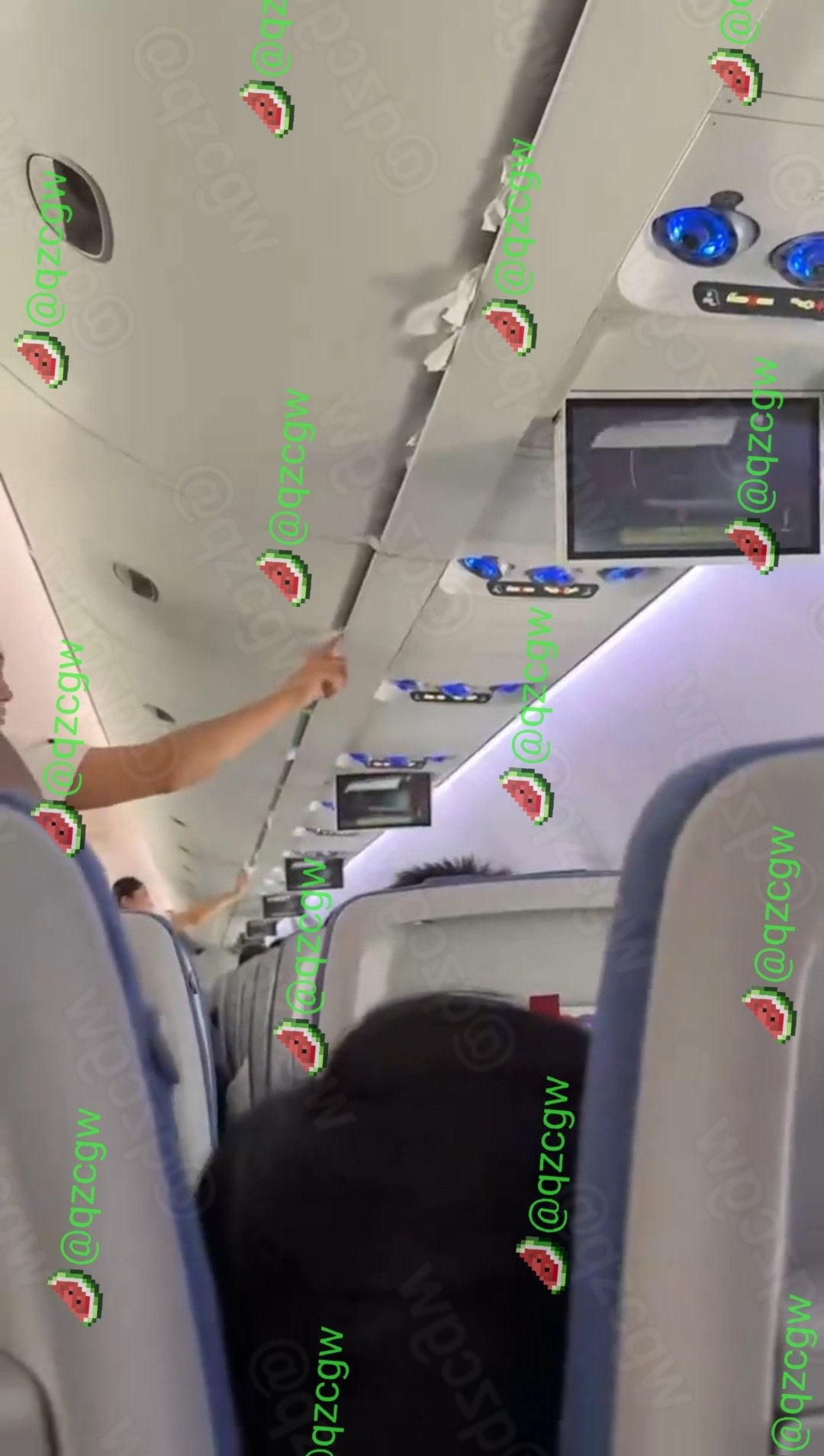 国航C919国产大飞机机舱天花板渗水导致空姐被迫用纸巾堵漏
