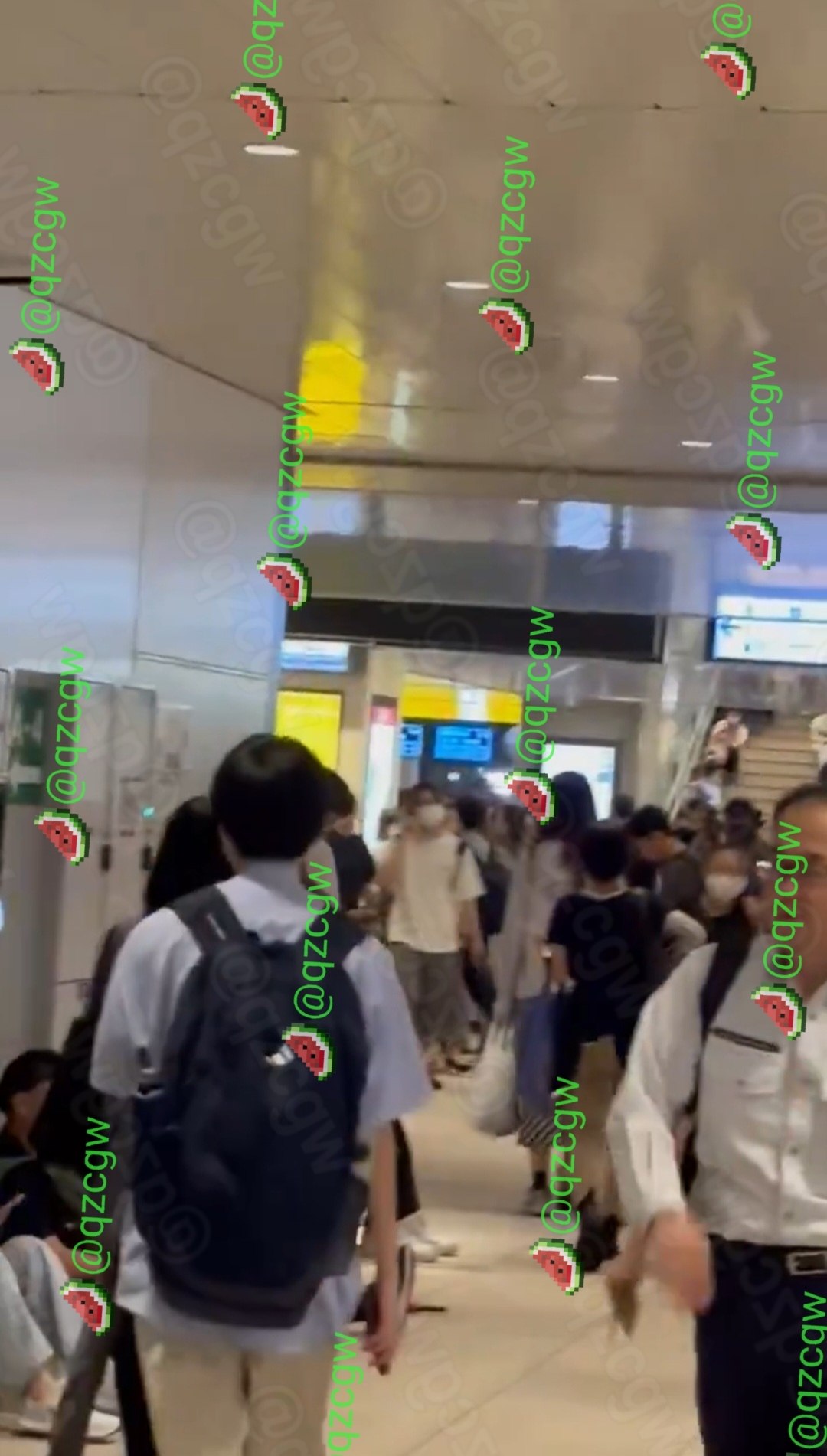日本千叶县遭遇记录性暴雨导致多地内涝行人被迫在浑浊污水中艰难涉水回家