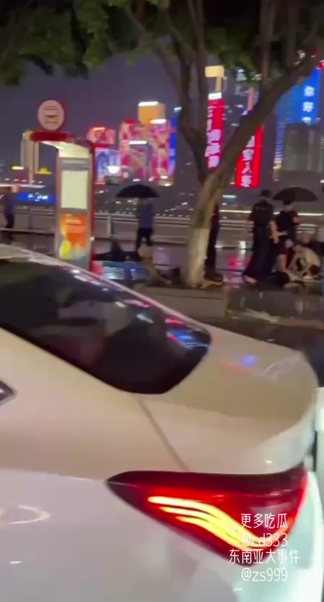 重庆洪崖洞景区突发疑似触电身亡事件引发现场混乱与恐慌