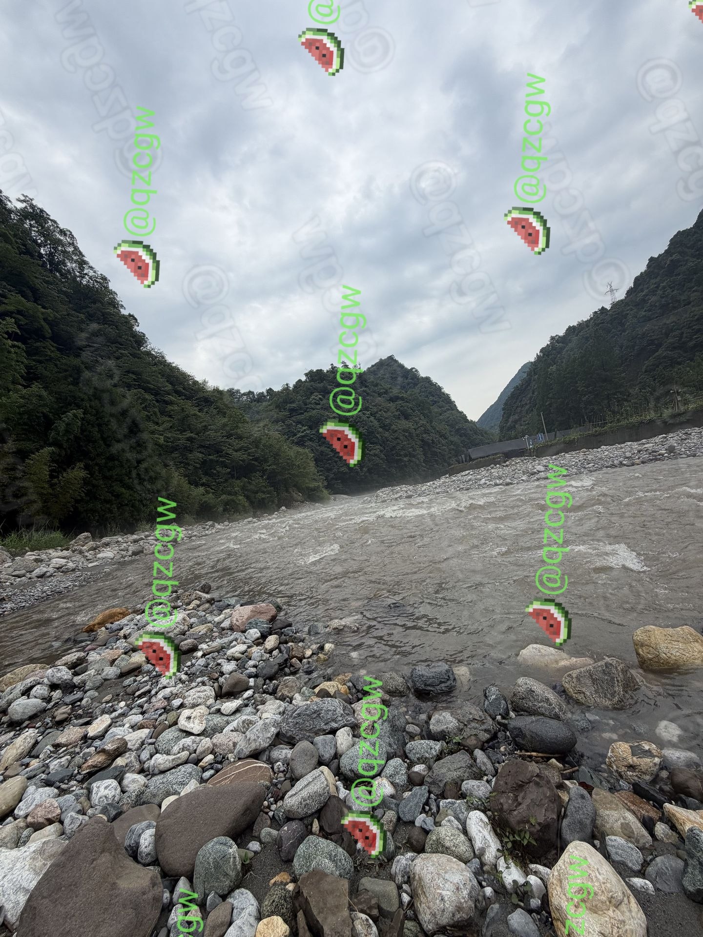 四川崇州27岁男子翻越护栏私闯禁游河道玩皮划艇不幸失联