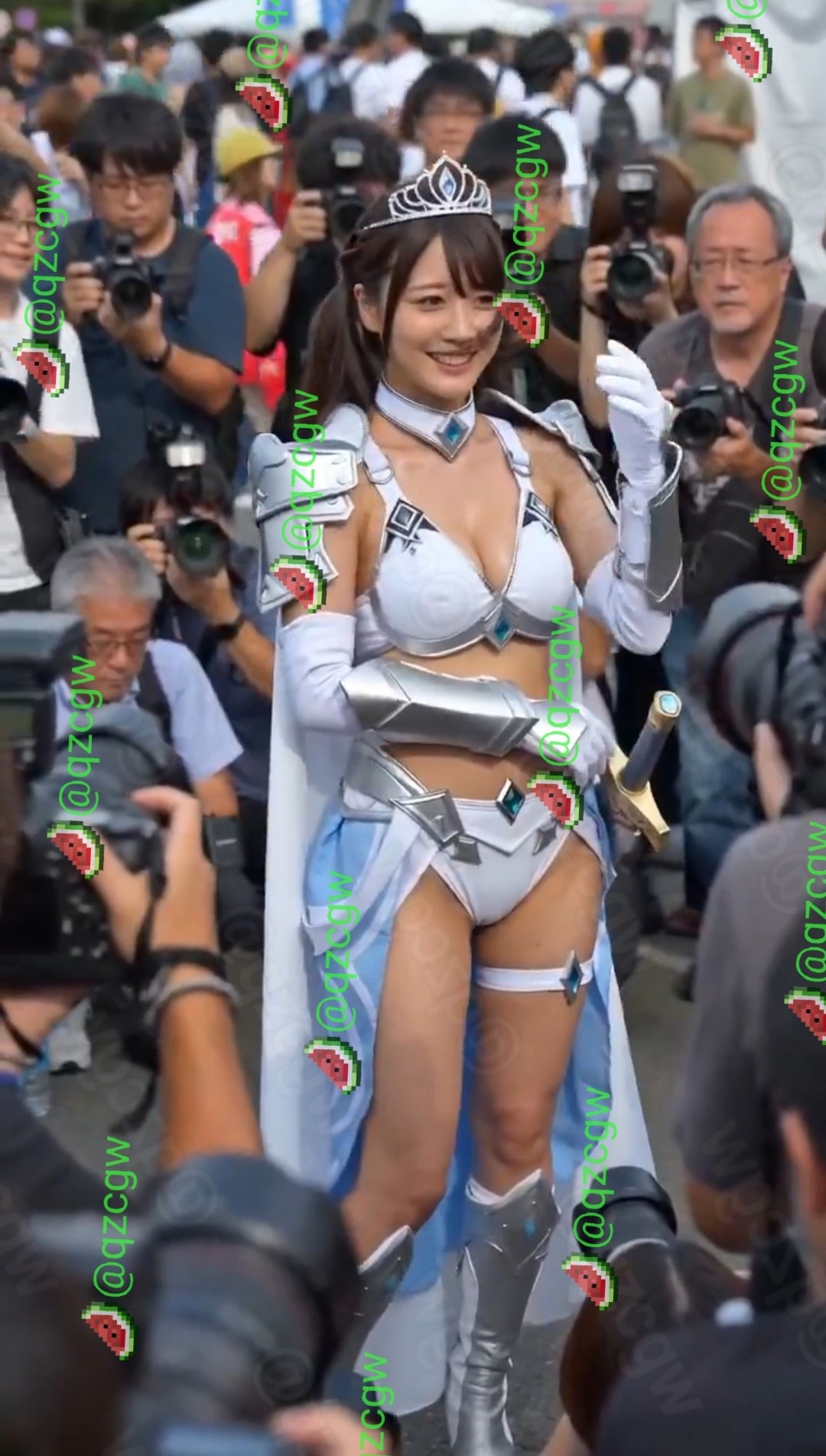 日本漫展魔法少女装巨乳美女现身现场因香汗淋漓被摄影师围攻拍摄