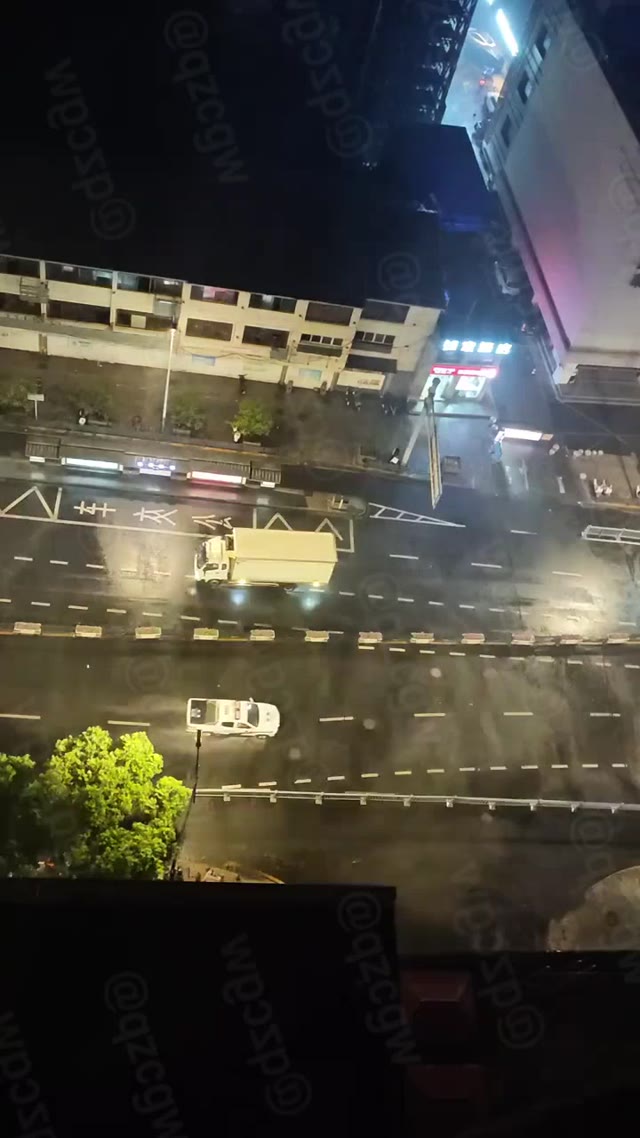 台风白海豚横扫苏州引发强降水导致多地窗户漏水及城市陷入风雨笼罩