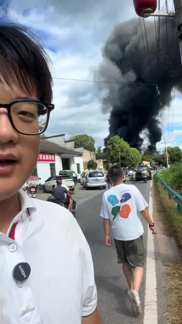 安徽黄山屯溪仙林村塑料回收站突发大火黑烟直冲云霄
