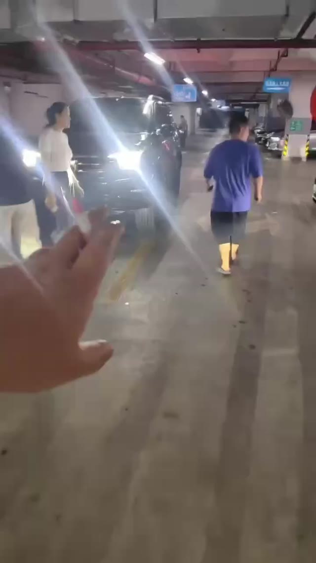 长沙市体育局干部彭幕曦因违规占用车位被停职处理
