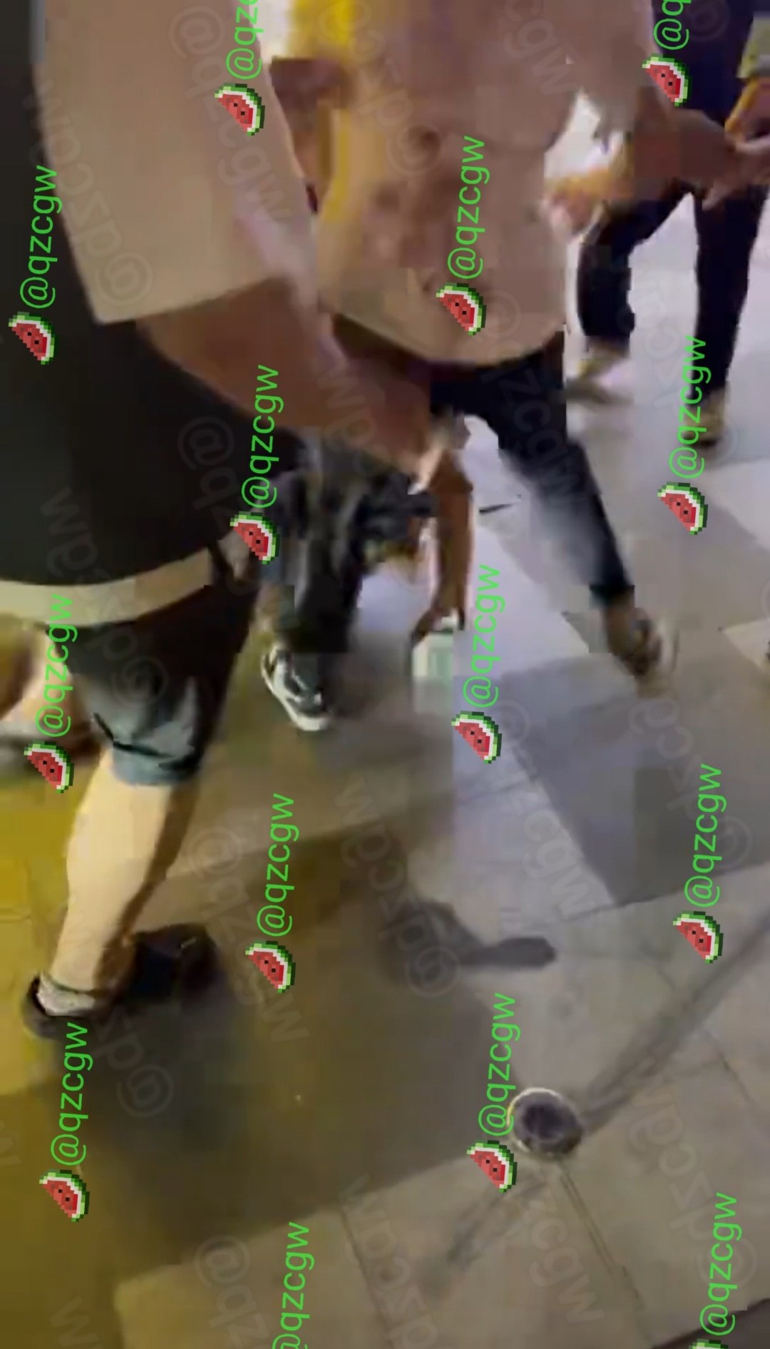 夜市广场突发群体斗殴精神小伙激烈肢体冲突导致鞋履飞散现场混乱