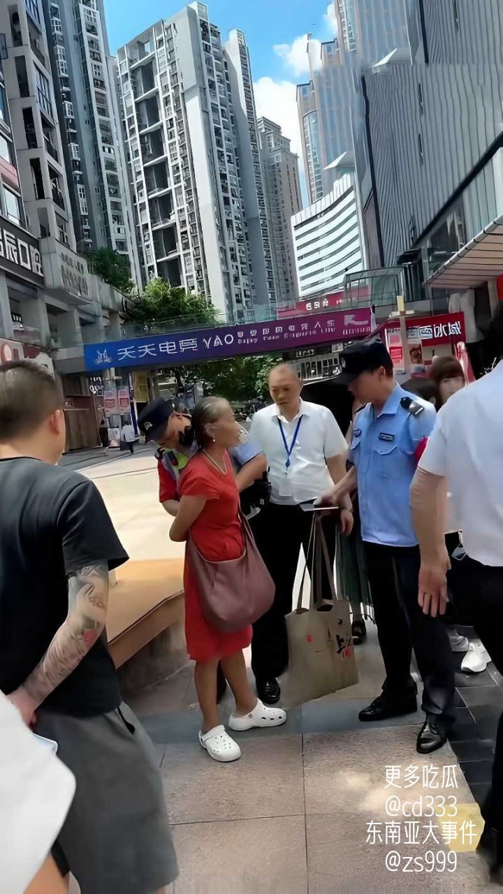 重庆南坪商圈一名老太太疑似顺手牵羊被当场识破并引发现场围堵