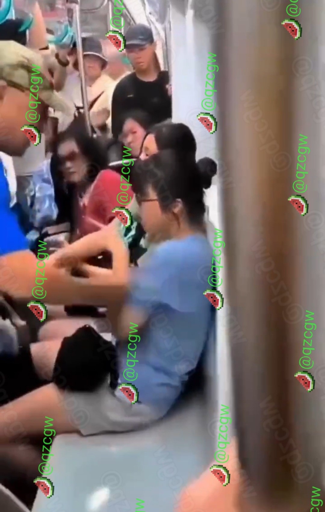 地铁车厢内中年男子因要求年轻人让座引发激烈言语对峙