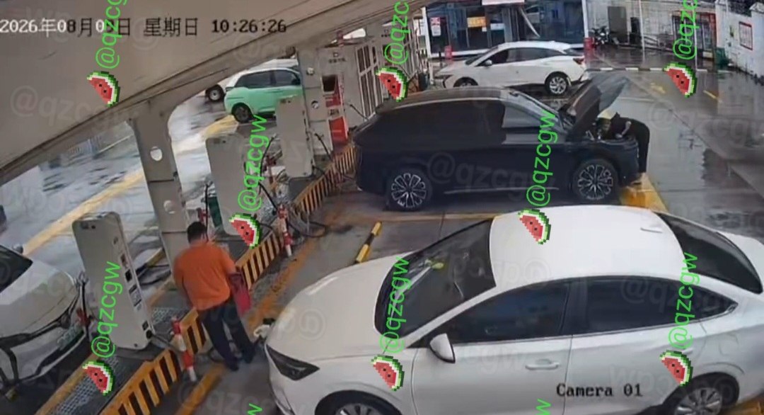 宁波一辆曾发生严重碰撞的极氪7X在充电站突然爆燃起火