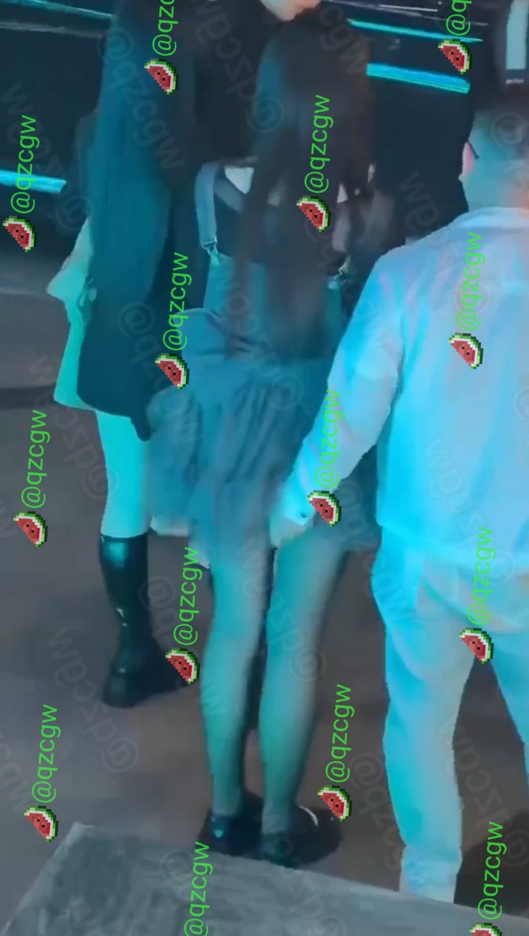 身穿黑丝短裙女生在酒吧会所门口被身旁男子公然搂腰抚摸臀部