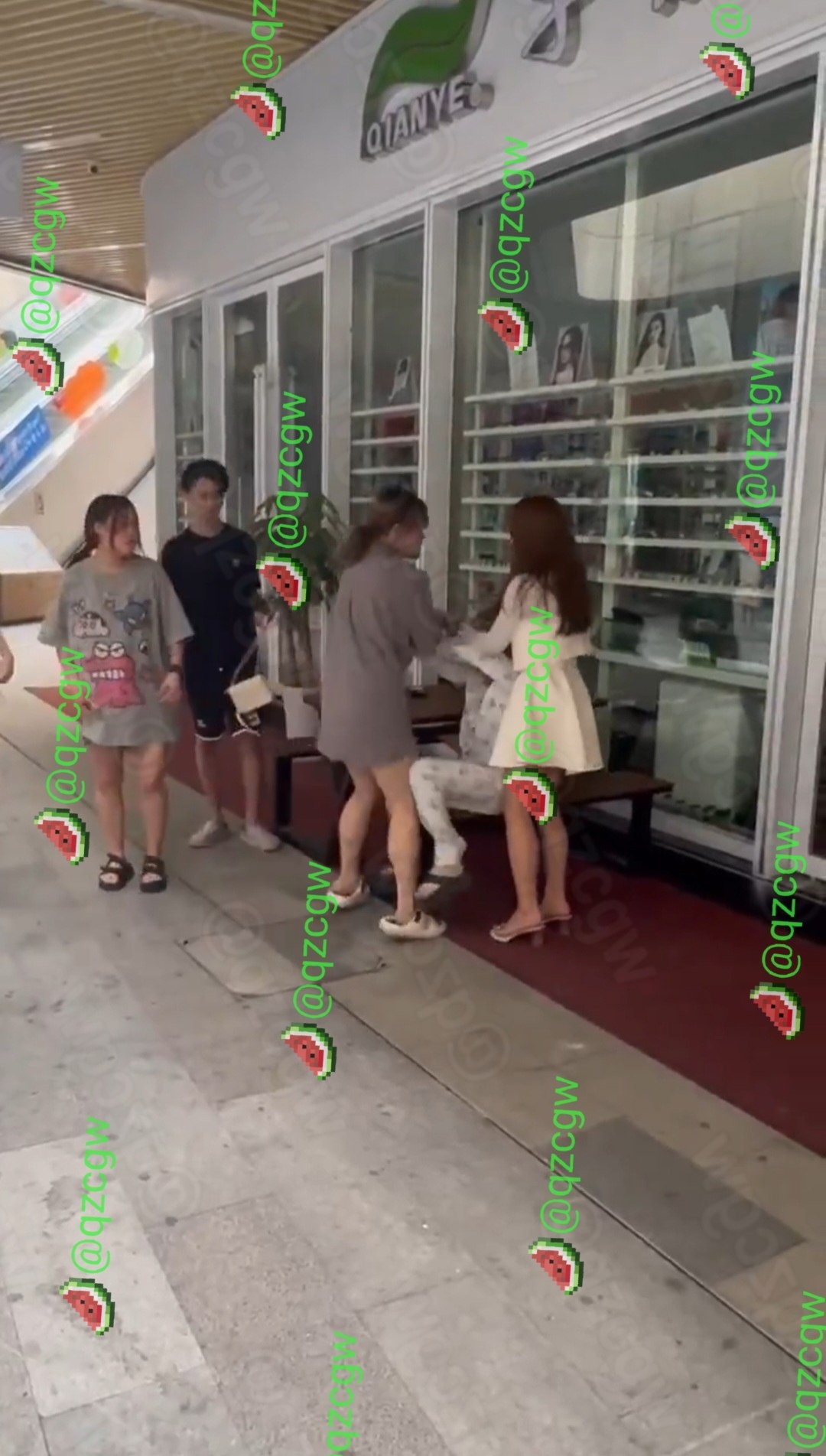商场户外多名染发潮流少女发生激烈肢体冲突多人被按倒在地互撕头发