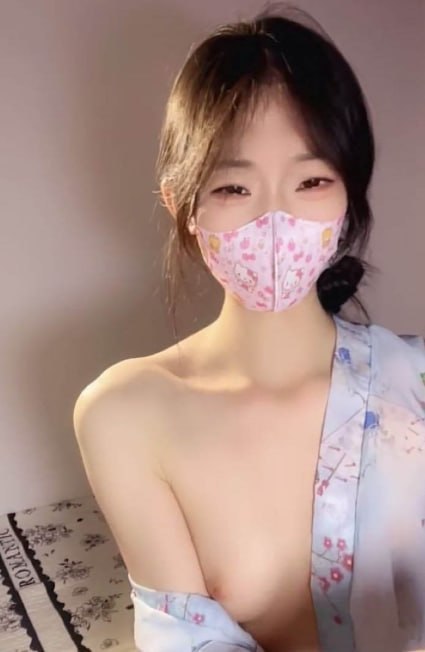 每日大赛 清纯嫩妹风主播直播间展示粉嫩私处并配合道具进行抽插表演