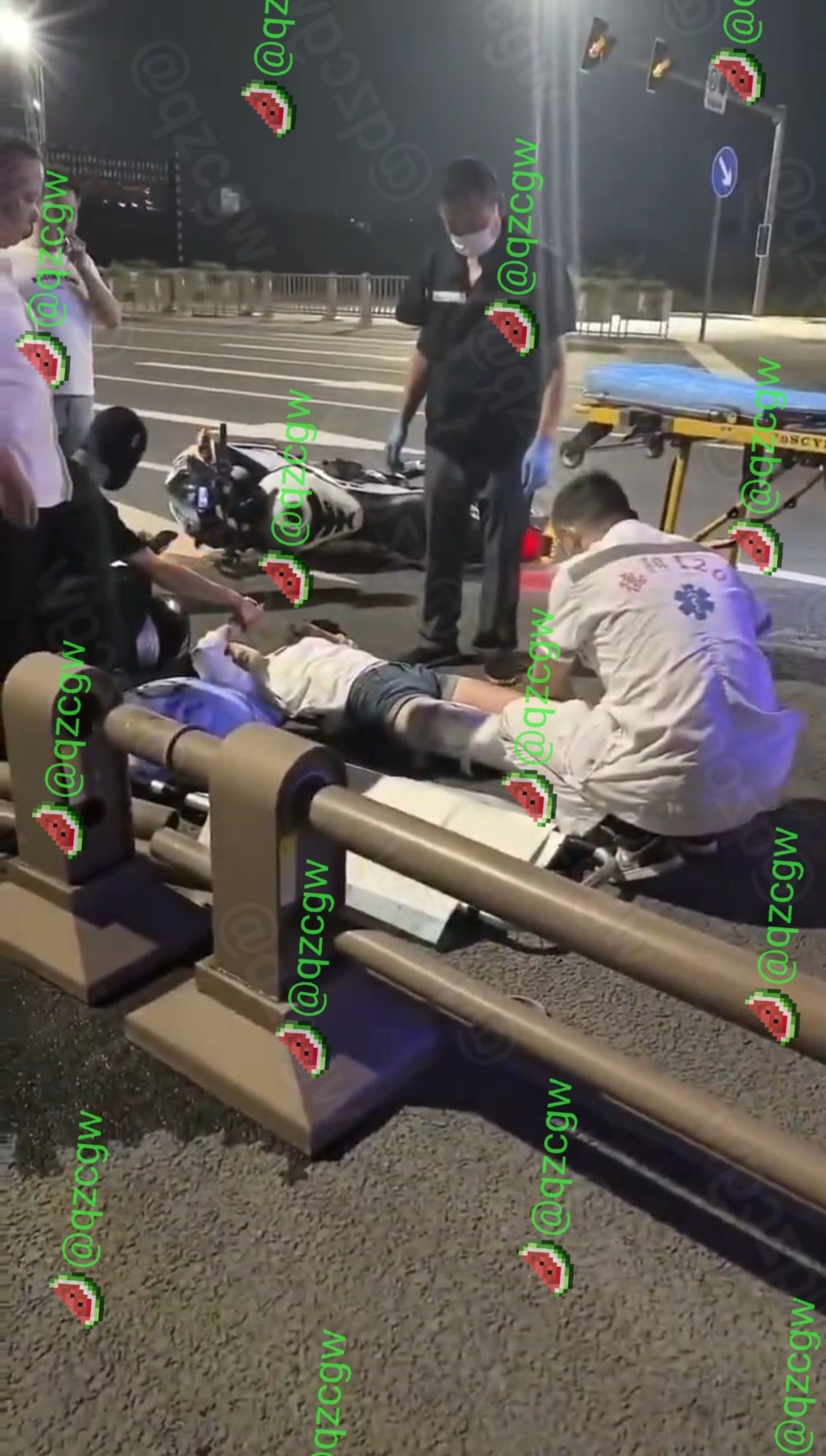 深夜女骑手驾驶摩托车失控翻车导致腿部严重骨折被紧急送医
