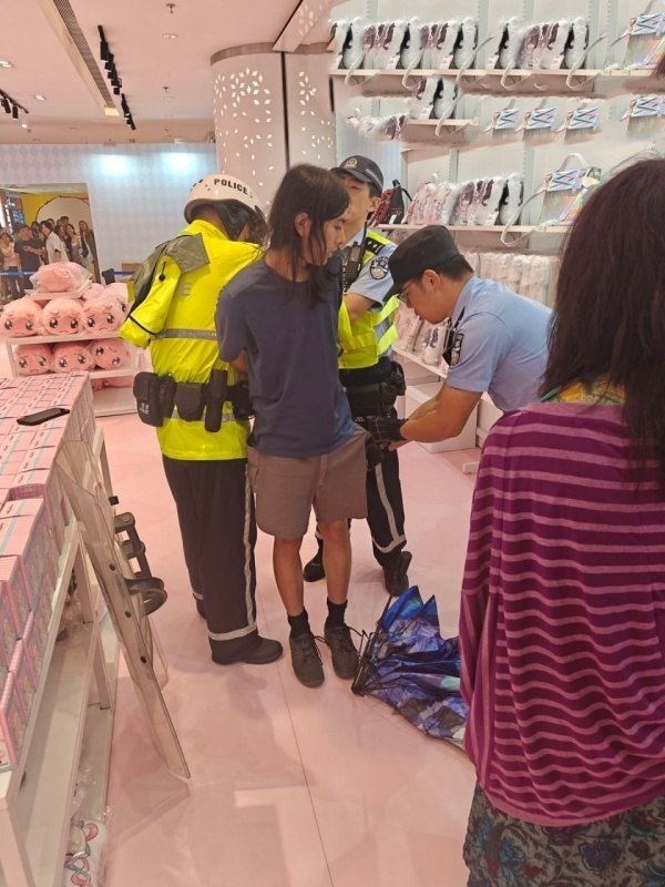 上海新世界城二次元快闪店突发持刀冲突导致人员受伤警方已介入调查