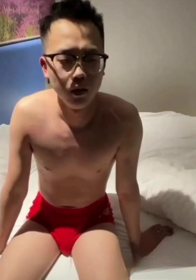 出轨男子仅着红内裤被原配带人闯入酒店抓奸现场并遭掌掴